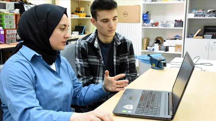 Çöp konteynerindeki doluluğu ve gaz değerlerini ölçen cihaz tasarladılar