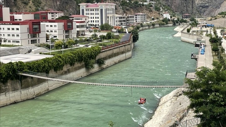 Çoruh Nehri'nde iki baraj arasındaki parkurda rafting gösterisi