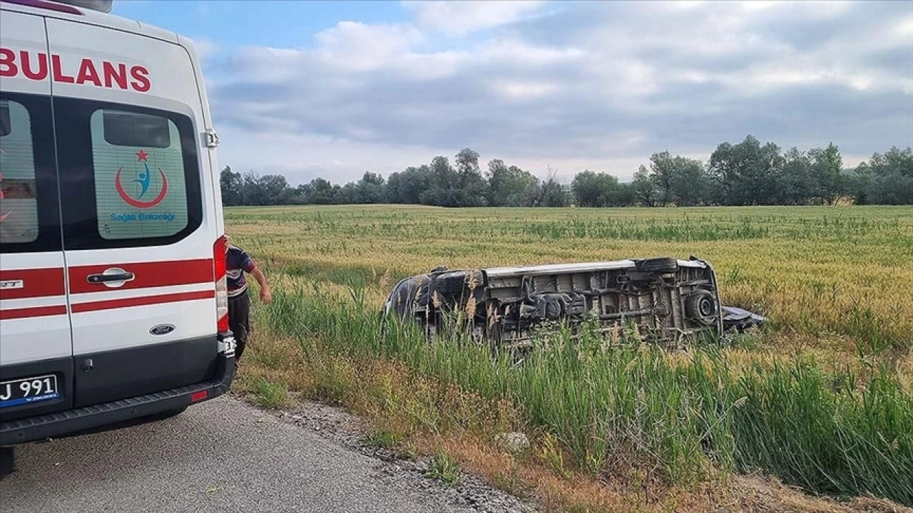 Çorum'da devrilen minibüsteki 17 kişi yaralandı