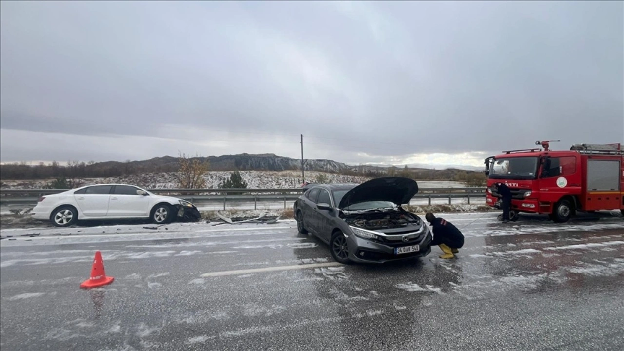 Çorum'da dolu nedeniyle meydana gelen trafik kazalarında 10 kişi yaralandı