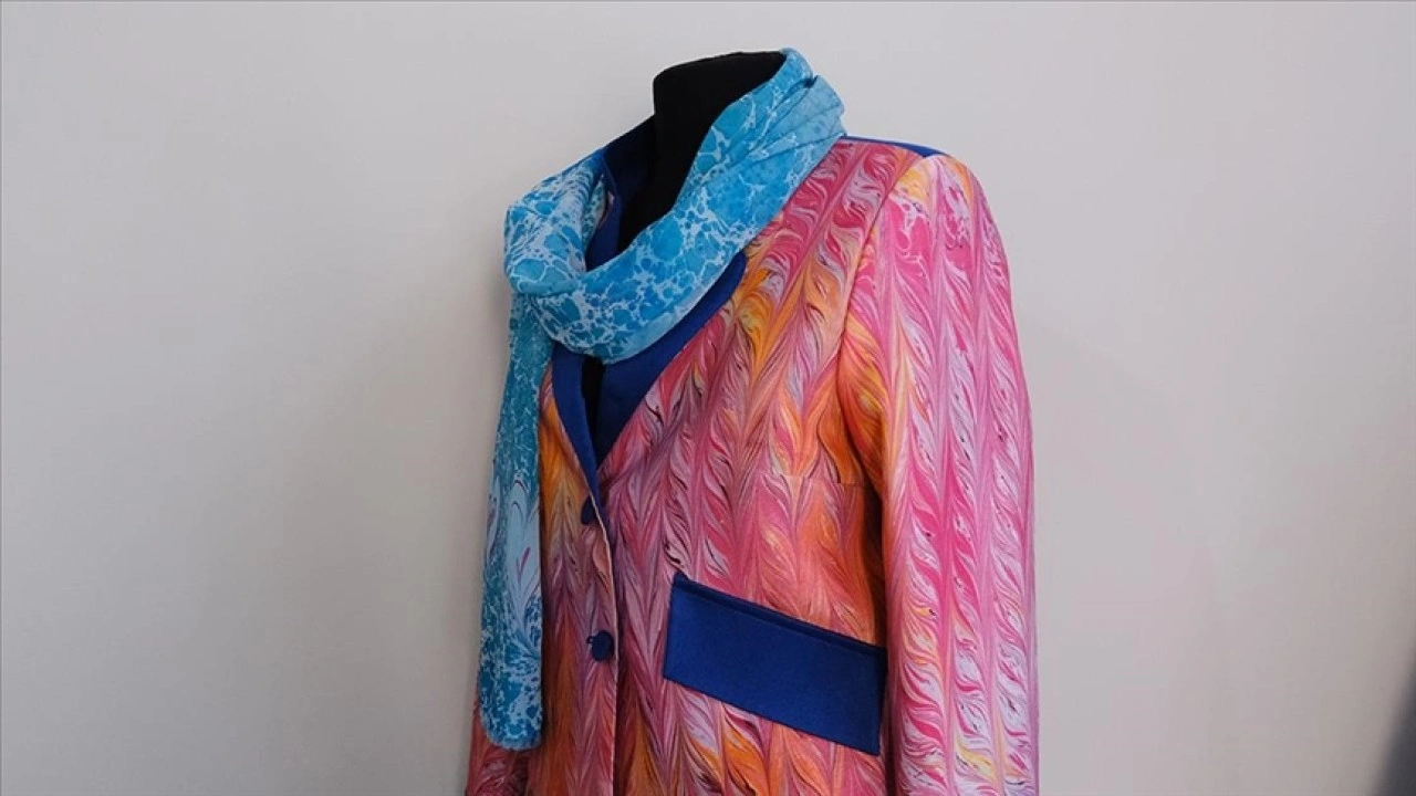 Çorum'da eskiyen kıyafetler ebru desenleriyle yenileniyor