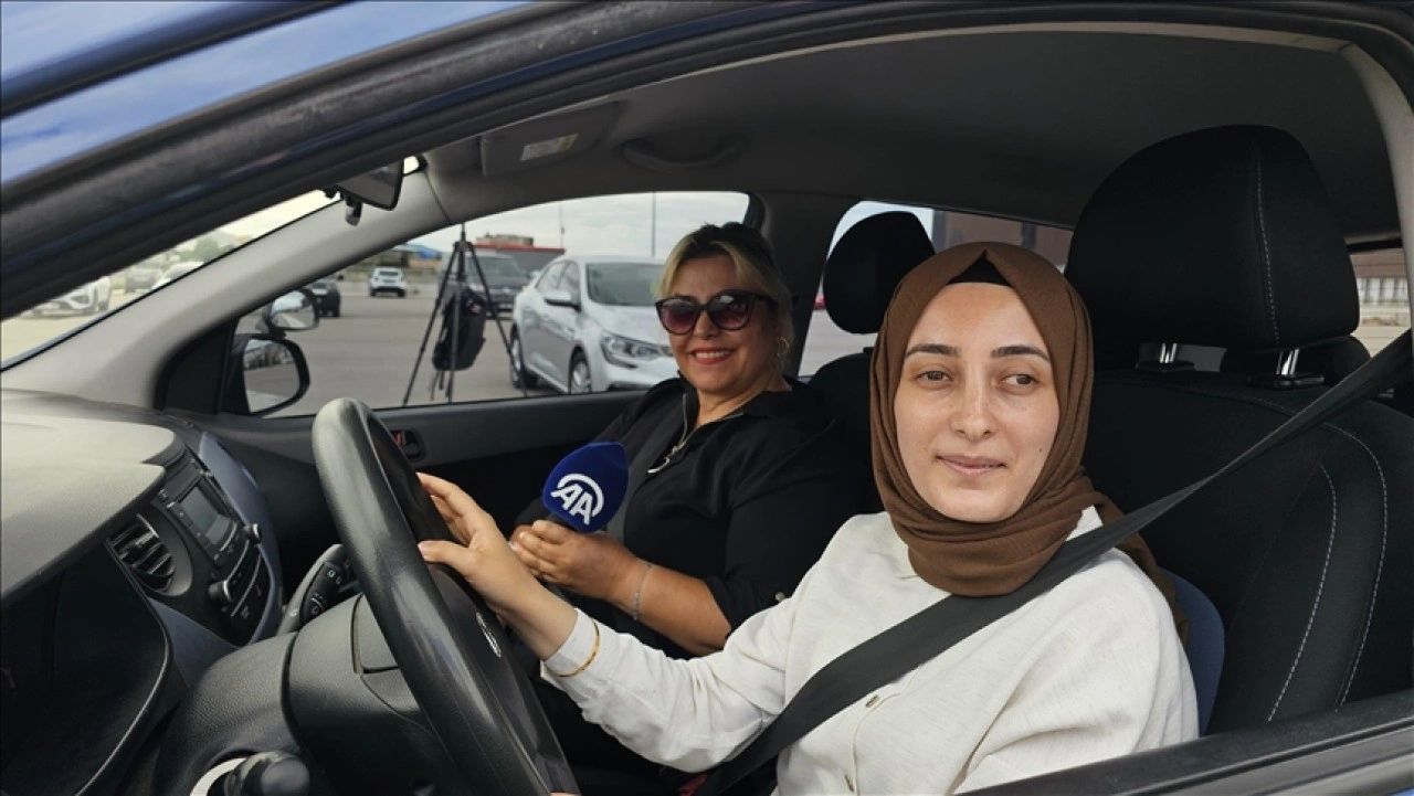 Çorum'da görme engelliler farkındalık amacıyla eğitmen kontrolünde otomobil kullandı