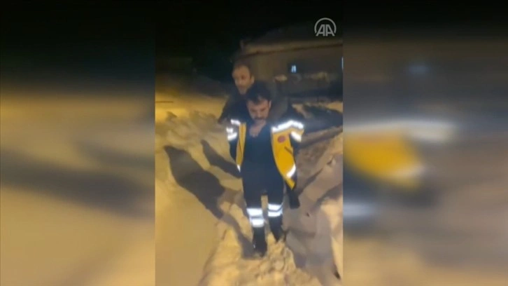 Çorum'da sağlık çalışanı, hastayı karla kaplı yolda 500 metre sırtında taşıdı