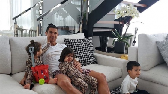 Cristiano Ronaldo&#039;dan koronavirüse karşı &#039;evde kal&#039; çağrısı
