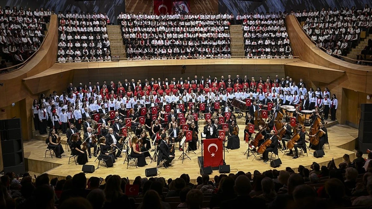 CSO ile Devlet Çoksesli Korosu 'Cumhuriyet Bayramı Özel Konseri' verdi