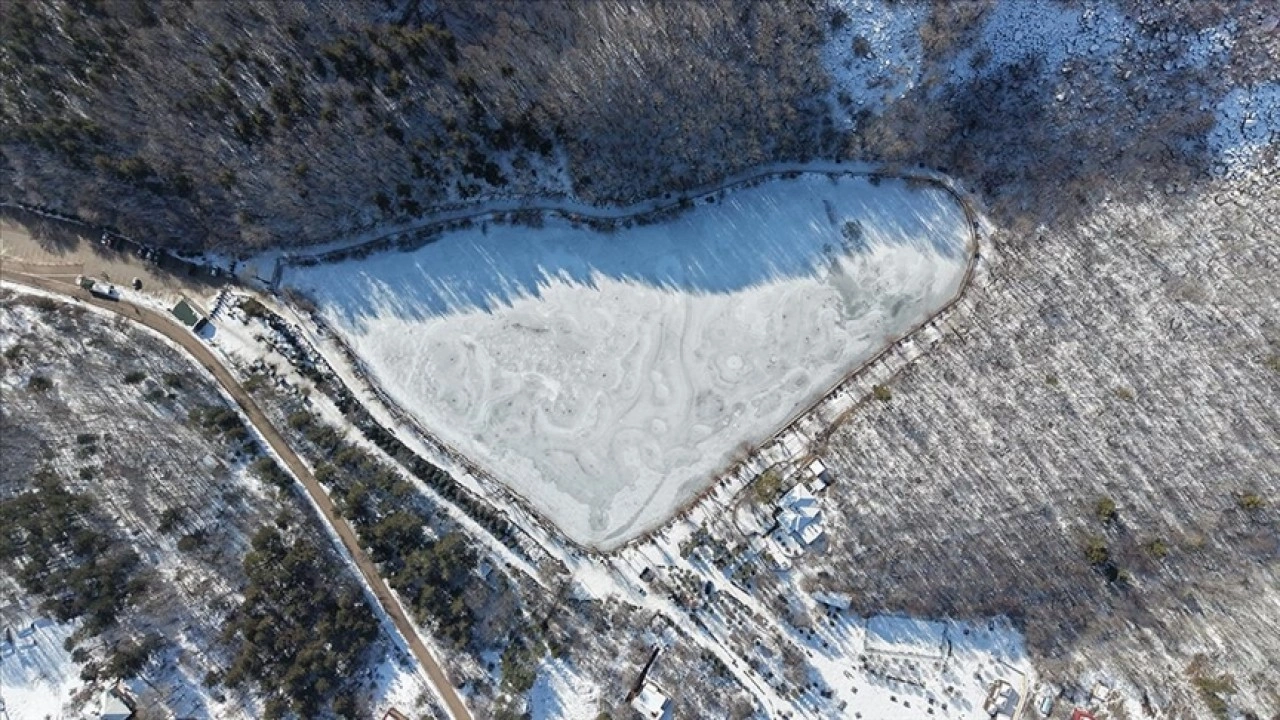 &Ccedil;ubuk Karag&ouml;l Tabiat Parkı'ndaki g&ouml;l dondu