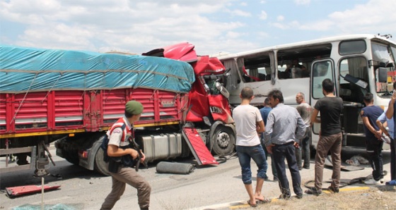 Cuma namazına giden işçilerin bulunduğu otobüs kaza yaptı: 27 Yaralı