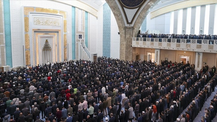 Cuma namazında ülke genelindeki camilerde 'yağış' için dua edildi