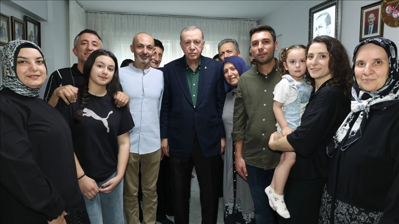 Cumhurbaşkanı Erdoğan, 15 Temmuz'da 3 yakını şehit olan Muzaffer Gülşen'i evinde ziyaret e