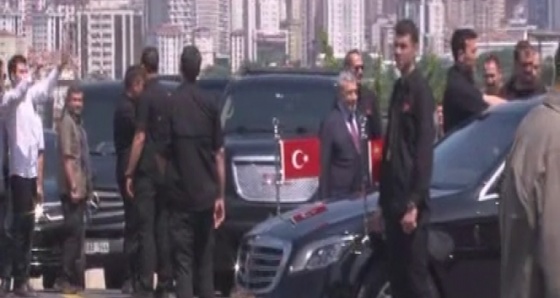 Cumhurbaşkanı Erdoğan'a cuma namazı çıkışı sevgi seli
