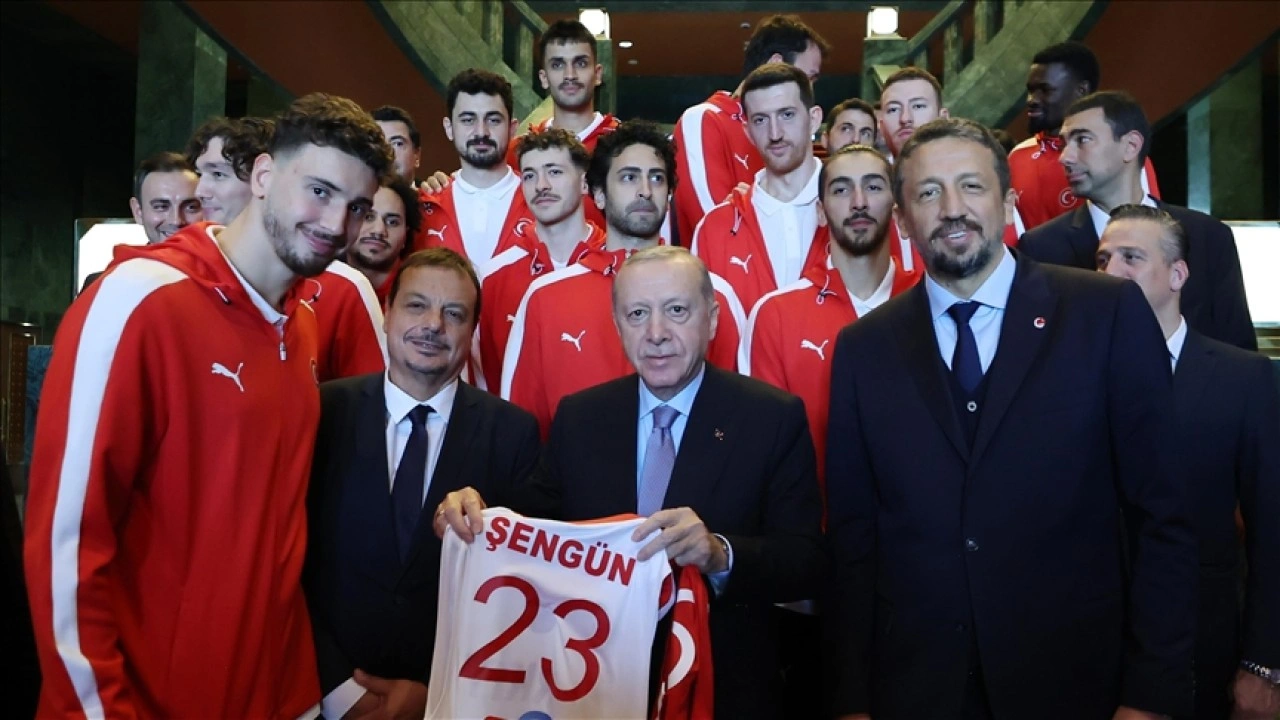 Cumhurbaşkanı Erdoğan A Milli Erkek Basketbol Takımı'nı kabul etti