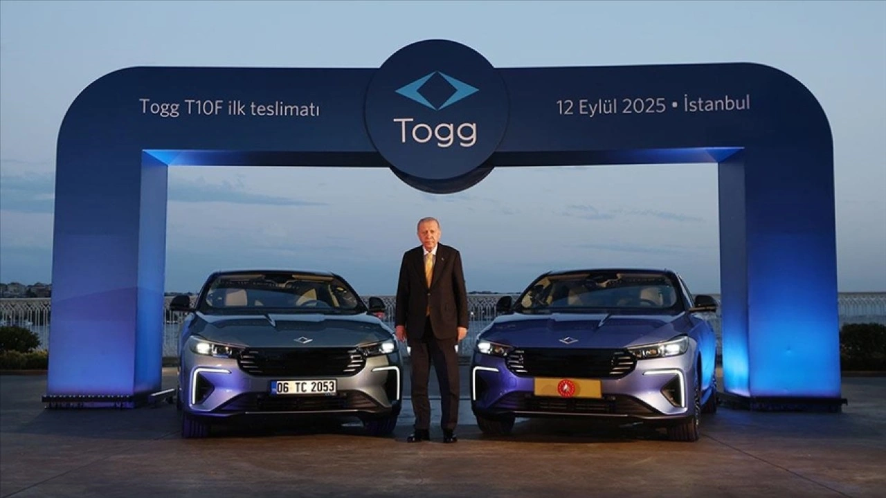 Cumhurbaşkanı Erdoğan'a Togg'un yeni modeli T10F'nin ilk teslimatı yapıldı