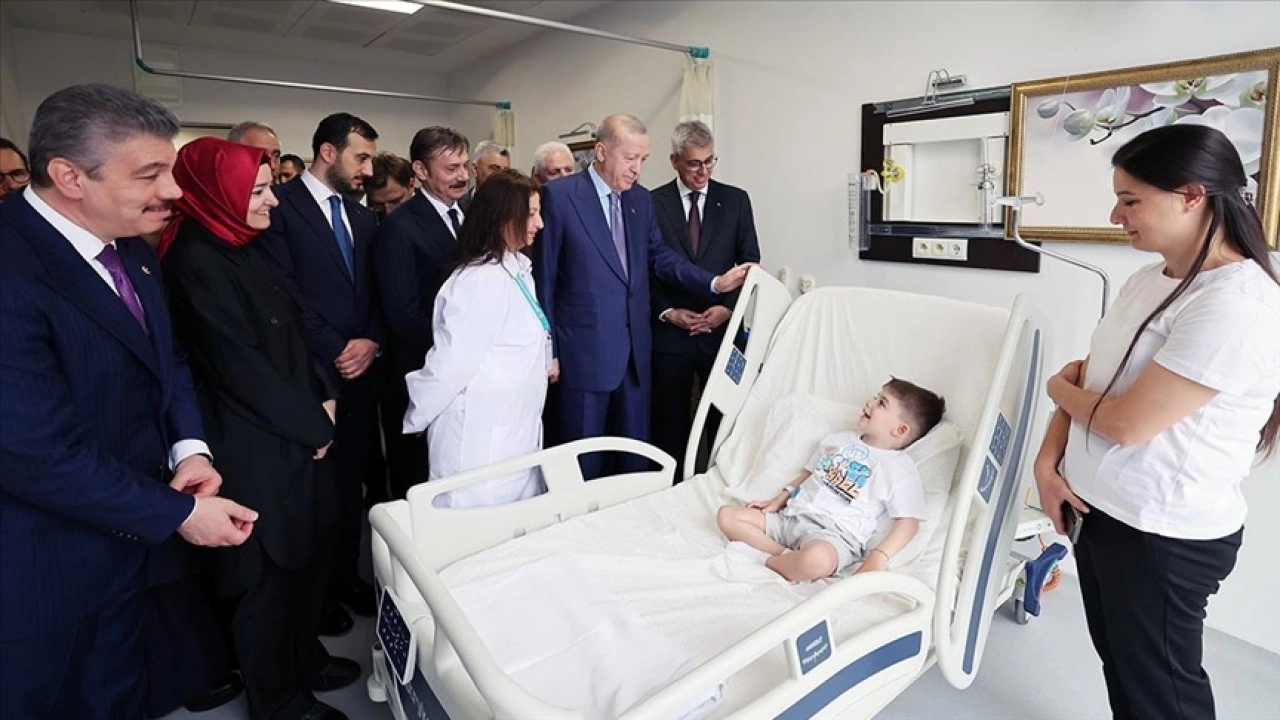 Cumhurbaşkanı Erdoğan, açılışını yaptığı hastanedeki hastaları ziyaret etti