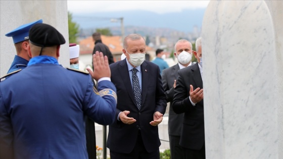 Cumhurbaşkanı Erdoğan, Aliya İzzetbegoviç'in kabrini ziyaret etti