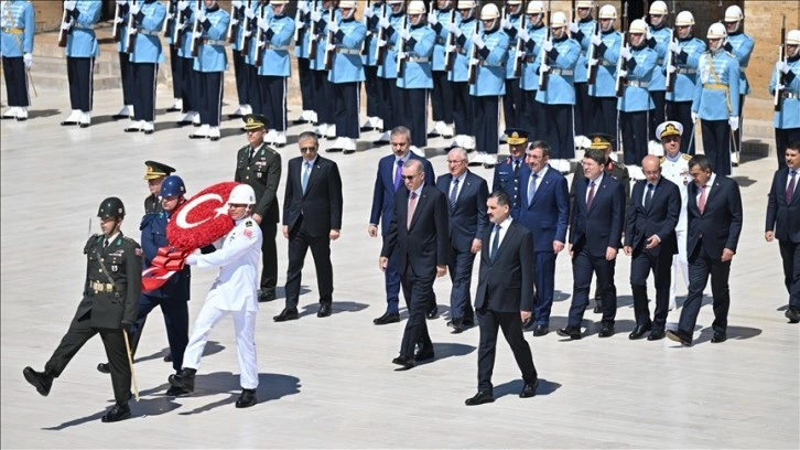 Cumhurbaşkanı Erdoğan başkanlığındaki YAŞ üyeleri Anıtkabir'i ziyaret etti