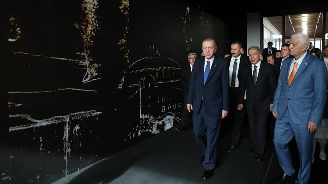 Cumhurbaşkanı Erdoğan, 'Bir Şiir Bir Hayat Canım İstanbul' sergisini gezdi