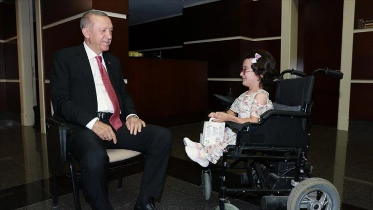 Cumhurbaşkanı Erdoğan cam kemik hastası Hira Cinali ve ailesini kabul etti