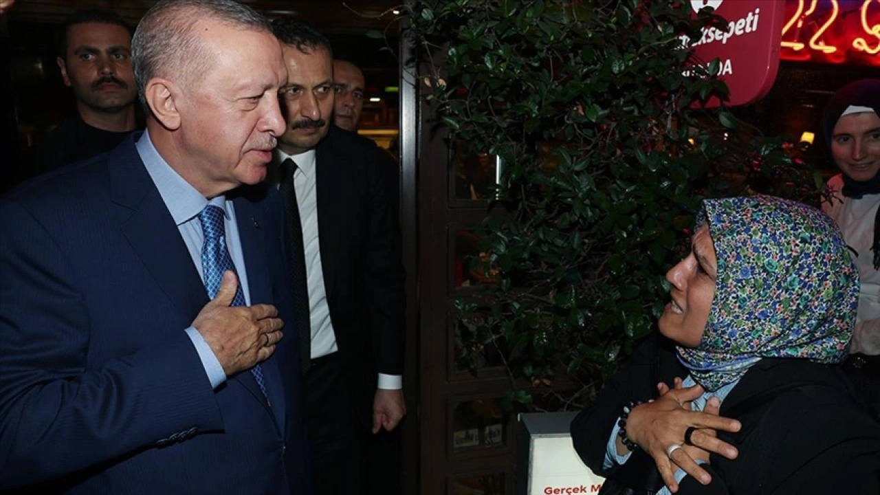 Cumhurbaşkanı Erdoğan, Çengelköy'de vatandaşlarla sohbet etti