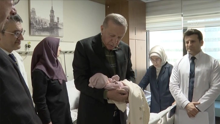 Cumhurbaşkanı Erdoğan, depremzedenin bebeğine 'Ayşe Betül' ismini verdi