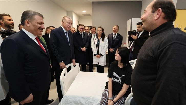 Cumhurbaşkanı Erdoğan, İzmir Bayraklı Şehir Hastanesinde tedavi gören çocukları ziyaret etti