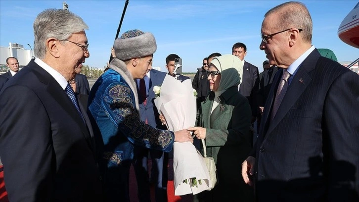 Cumhurbaşkanı Erdoğan, Kazakistan'da Cumhurbaşkanı Tokayev tarafından resmi törenle karşılandı