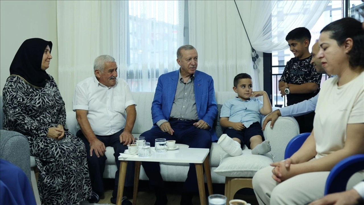 Cumhurbaşkanı Erdoğan, Malatya'da depremzede bir aileyi ziyaret etti