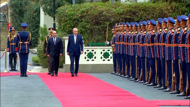 Cumhurbaşkanı Erdoğan Mısır'da resmi törenle karşılandı