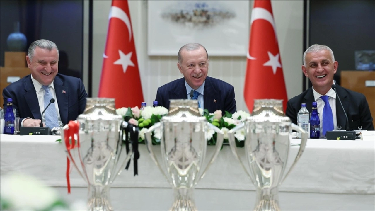 Cumhurbaşkanı Erdoğan, Süper Lig'e yükselen 3 futbol kulübünün başkanlarını kabul etti