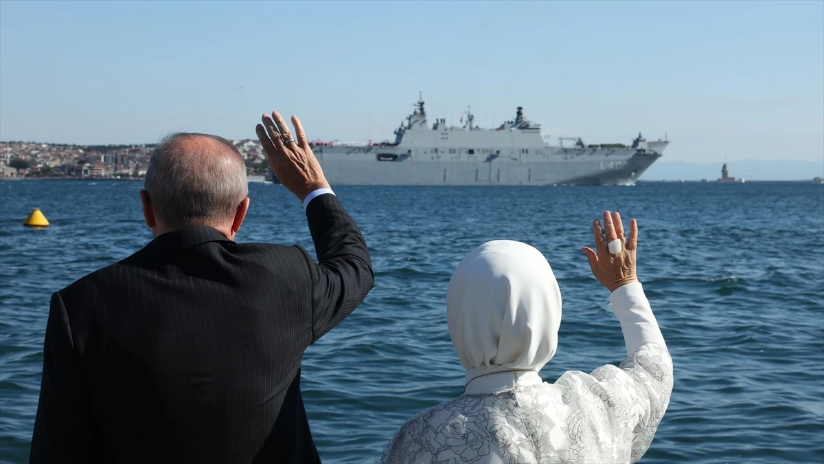 Cumhurbaşkanı Erdoğan, TEKNOFEST Mavi Vatan kapsamında İstanbul Boğazı'ndan geçen gemileri selamladı