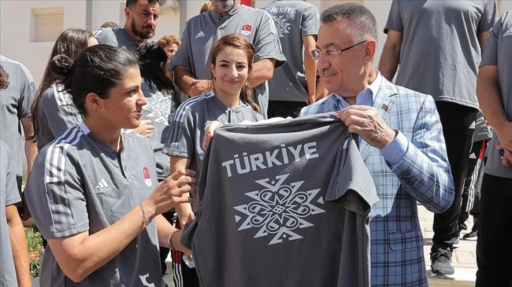 Cumhurbaşkanı Yardımcısı Oktay, Akdeniz Oyunları'na katılan Türk sporcularla buluştu