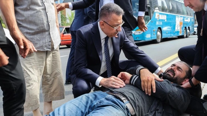 Cumhurbaşkanı Yardımcısı Oktay, kaza yapan motosikletliye yardım etti