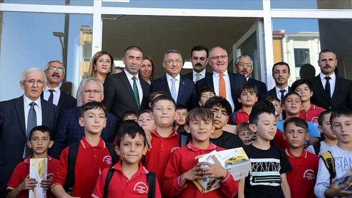 Cumhurbaşkanı Yardımcısı Oktay, Sivas'ta Alibaba Cemevi'ni ziyaret etti