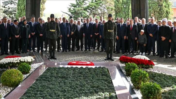 Cumhurbaşkanı Yardımcısı Yılmaz, 8. Cumhurbaşkanı Özal'ın kabrindeki anma programında konuştu