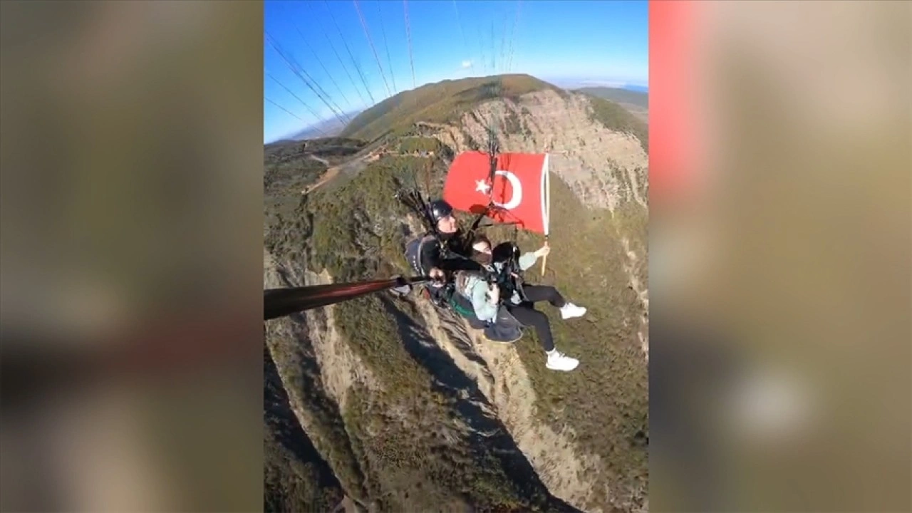 Cumhuriyet coşkusunu gökyüzünde yaşadılar