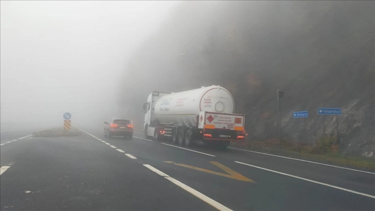 D-100 kara yolunun Bolu Dağı geçişinde sis etkili oldu