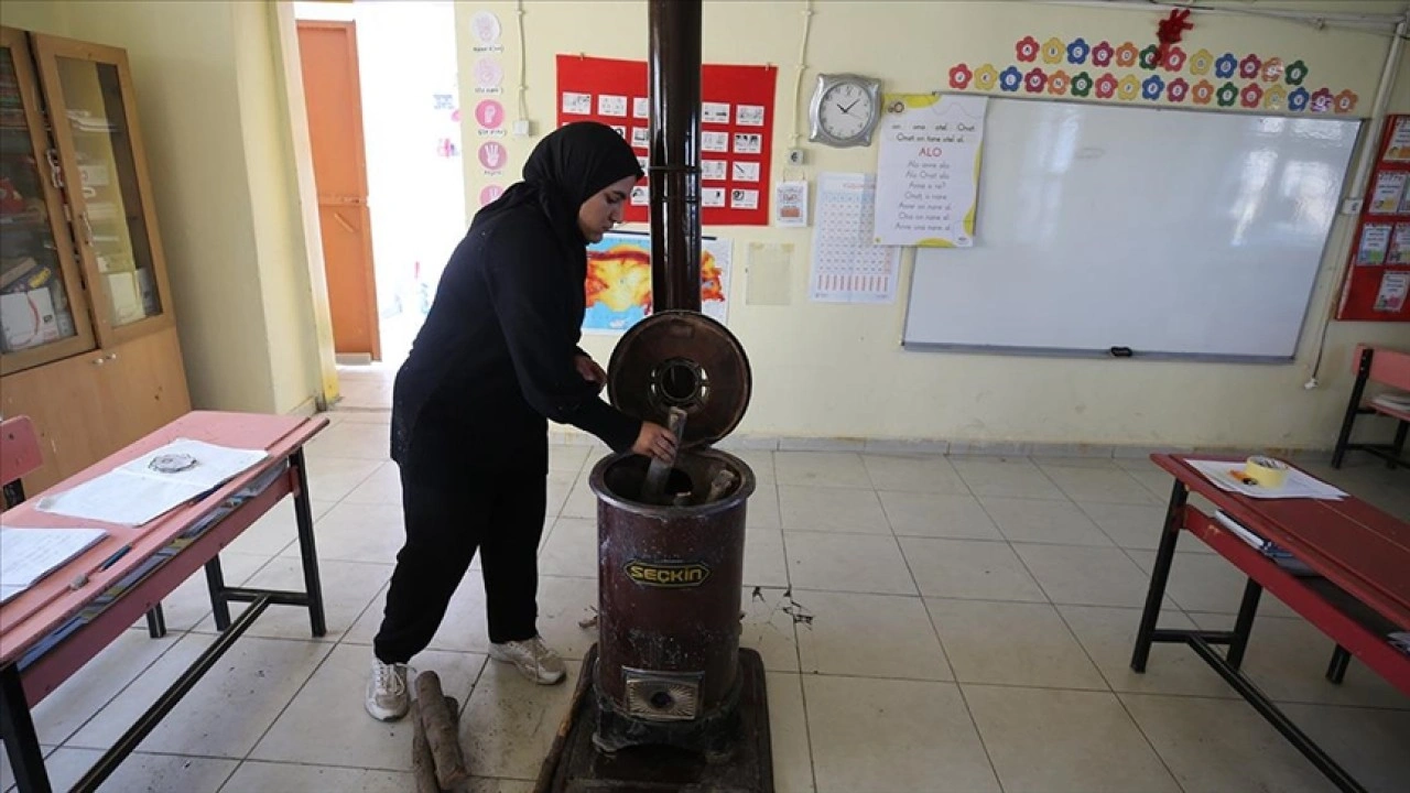 Dağ köyünün fedakar öğretmeni soba yakarak ısıttığı sınıfta öğrencileri geleceğe hazırlıyor