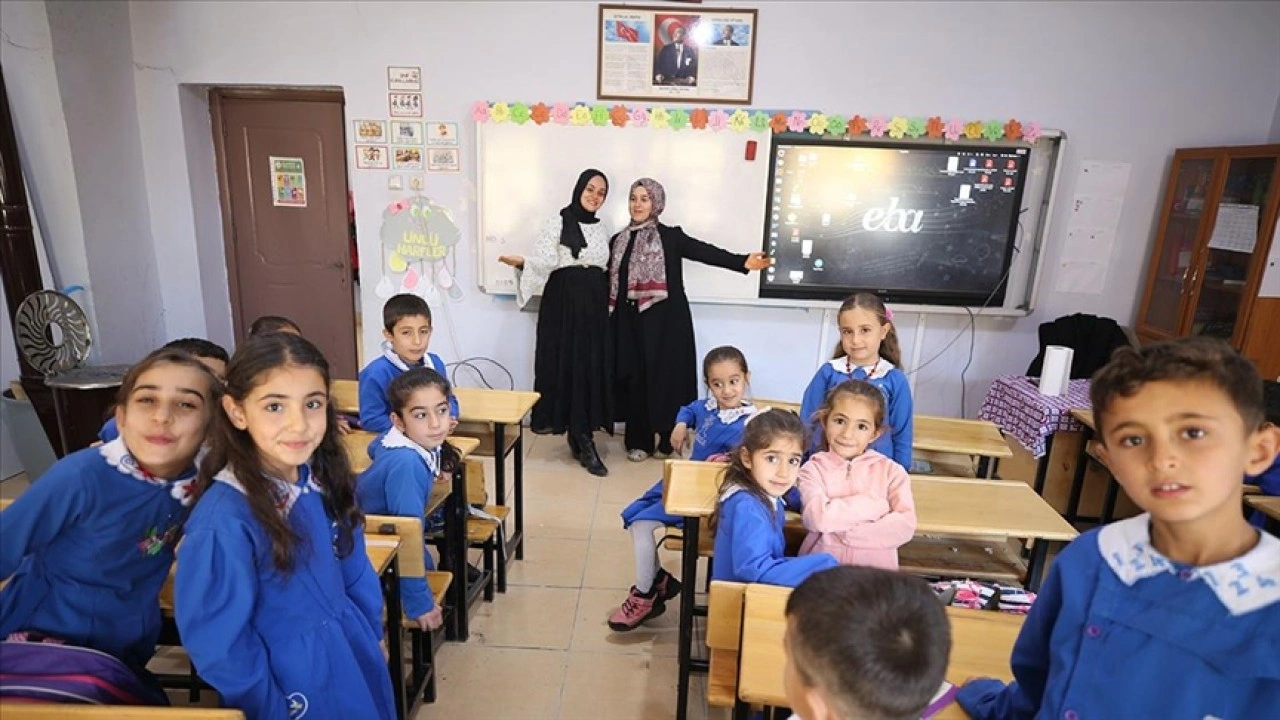 Dağlarla çevrili "Çukurköy"ün fedakar öğretmenleri öğrencilerini geleceğe hazırlıyor