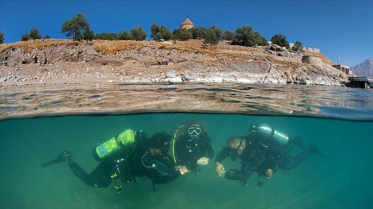 Dalgıçlar Van Gölü'nde su altı robotuyla temizlik yaptı