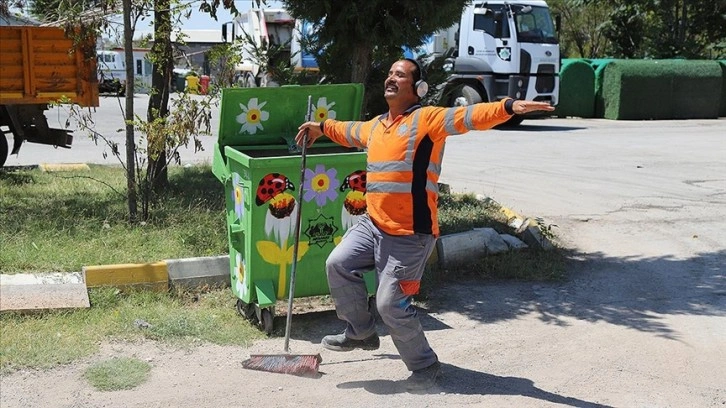 Dans ve müzik tutkunu temizlik işçisi görevini severek yapıyor