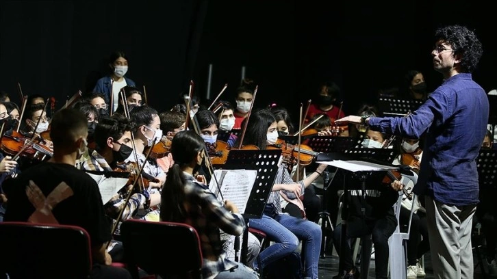 Dar gelirli ailelerin çocuklarını müzikle buluşturan orkestra büyüyor