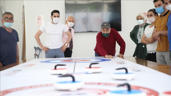 Darülaceze sakinleri, 'Floor Curling' müsabakalarında gönüllü gençlerle kıyasıya yarıştı