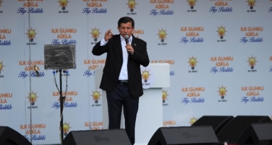 Davutoğlu Diyarbakır’da barış mesajları verdi