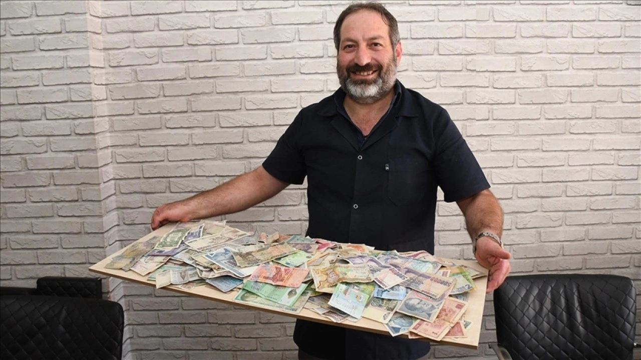 Dededen toruna geçen para koleksiyonu Gümüşhaneli berberin dükkanında sergileniyor