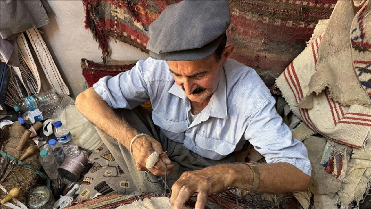 Dedesinden kalan aletlerle 50 yılı aşkın süredir semercilik yapıyor