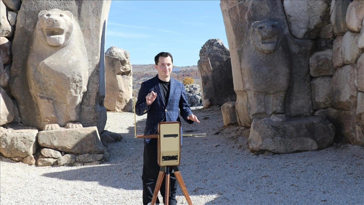 Dedesinin icadı temassız müzik aletini tanıtmak için dünyayı geziyor