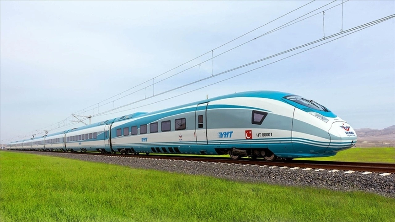 Demir yolları 2025'te T&uuml;rkiye n&uuml;fusunun &uuml;&ccedil; katından fazla yolcu taşıdı