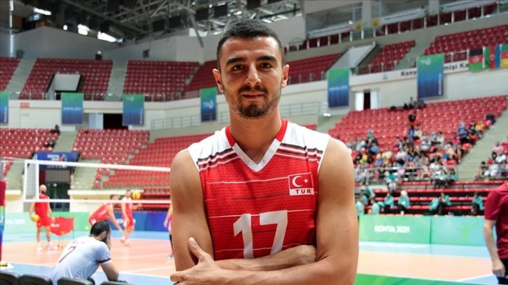 Denemek için başladığı voleybolda, milli takımın vazgeçilmezlerinden oldu