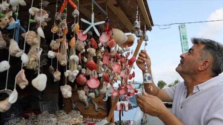 Deniz kabuklarını süs eşyasına dönüştürüyor