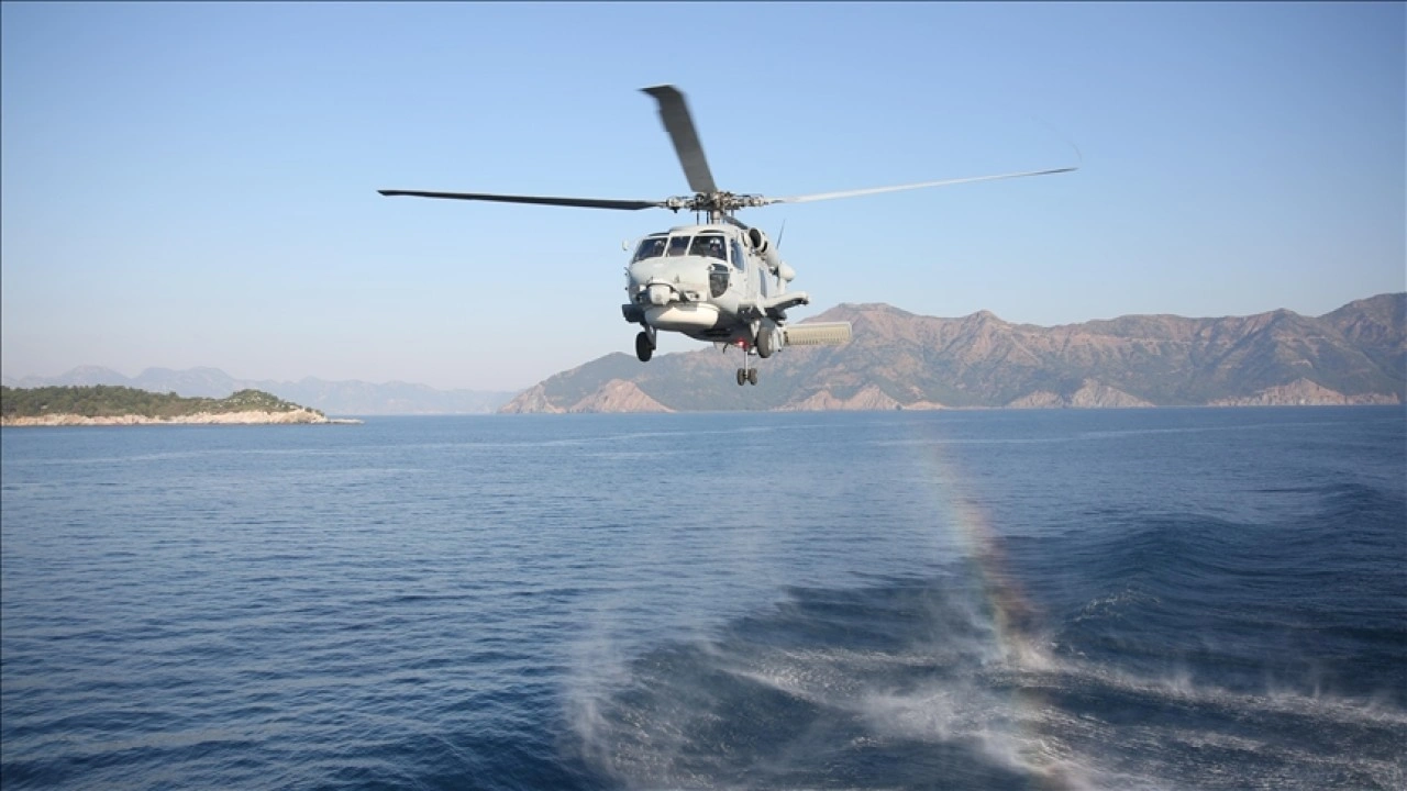Deniz Kuvvetlerine ait helikopter Antalya açıklarında acil iniş yaptı