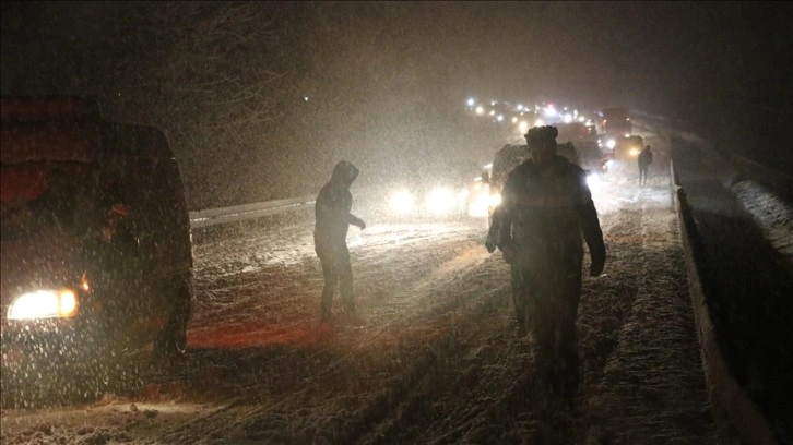 Denizli-Antalya kara yolu kar yağışı nedeniyle ulaşıma kapandı